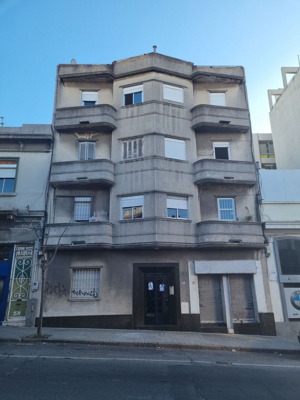 El edificio ubicado en Yaguarón entre Paysandú y Cerro Largo.