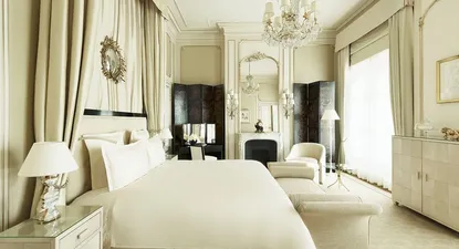 ¿Cuánto cuesta hospedarse en la suite en la que vivió Coco Chanel?