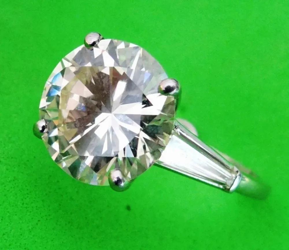 Un anillo con brillante solitario de platino con dos brillantes trapecios -T. 4,81 ct, N° 131296/123769-