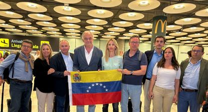 Los delegados del PP, recién llegados a Barajas.