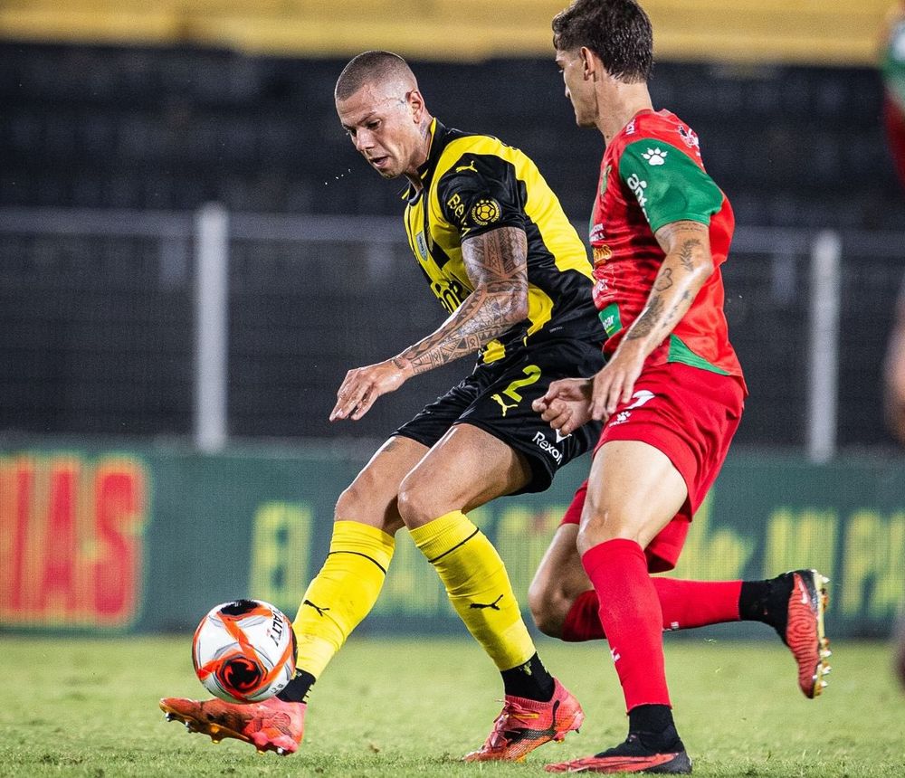 Léo Coelho de Peñarol ante Boston River por el Torneo Apertura