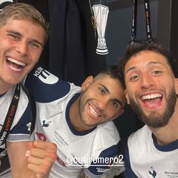 Micky van de Ven, Cristian Cuti Romero y Rodrigo Bentancur, celebran el título de la Europa League