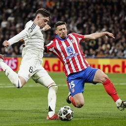 Federico Valverde de Real Madrid contra Clément Lenglet de Atlético de Madrid por la Champions League