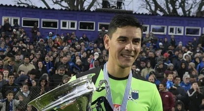 Óscar Ustari con la copa del Torneo Intermedio 2019 ganada con Liverpool