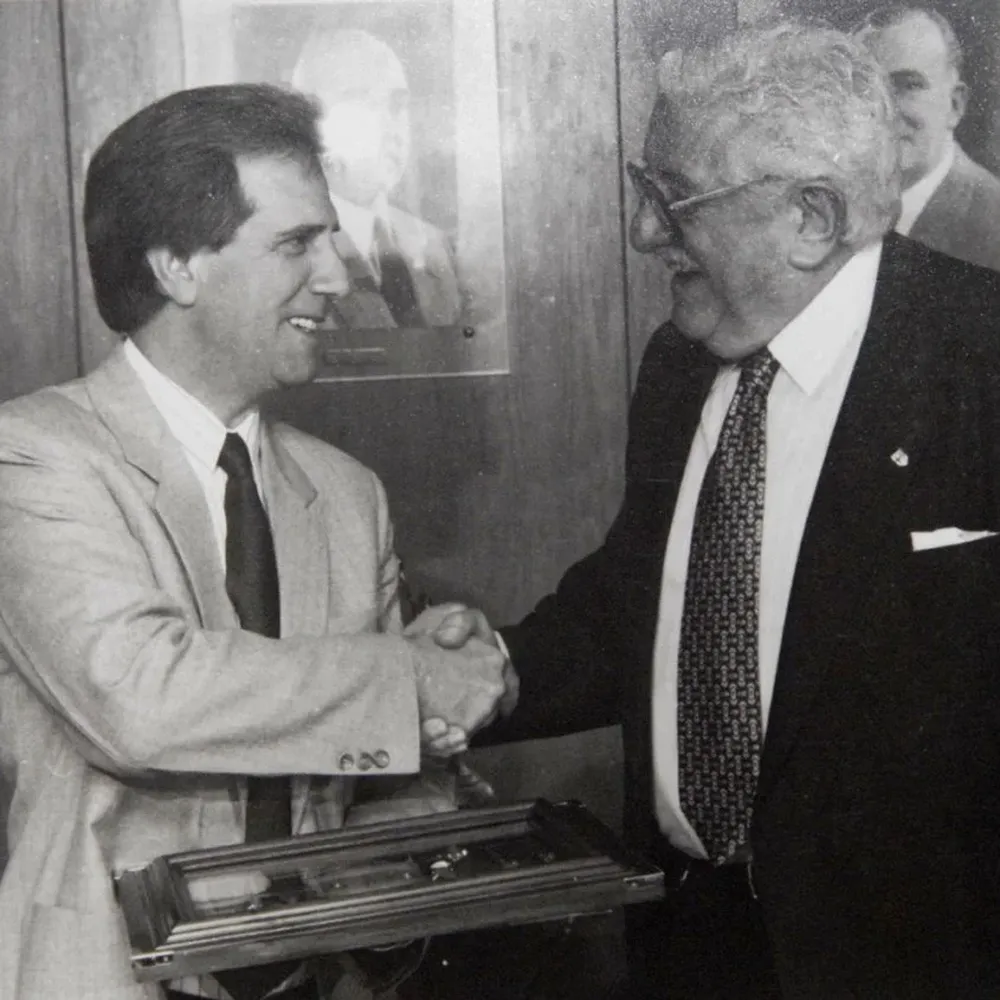 Tabaré Vázquez, intendente de Montevideo, con el Cr. José Pedro Damiani, presidente aurinegro, cuando Peñarol quería el Charrúa