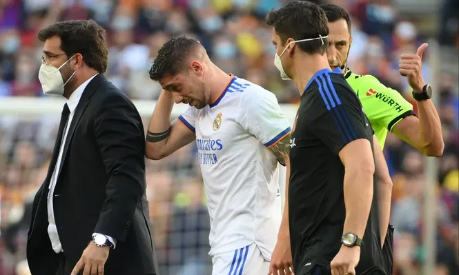 Valverde muestra con su gesto en la cara el problema de la lesión sufrida ante Barcelona
