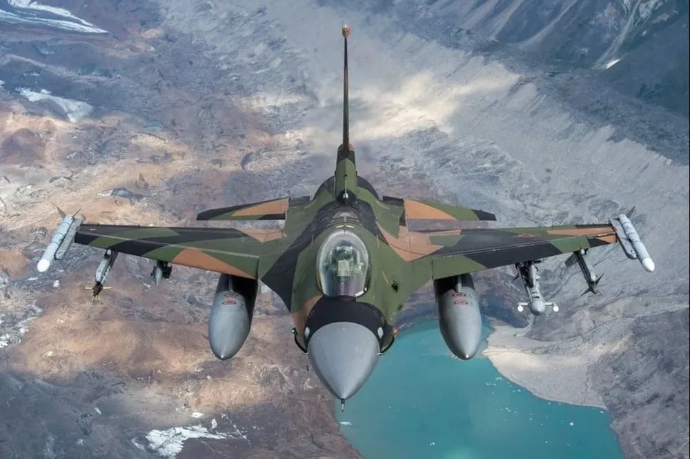 El F-16 es más capaz que los MiG-29 que estuvieron usando los ucranianos, pero es vulnerable a los ataques rusos