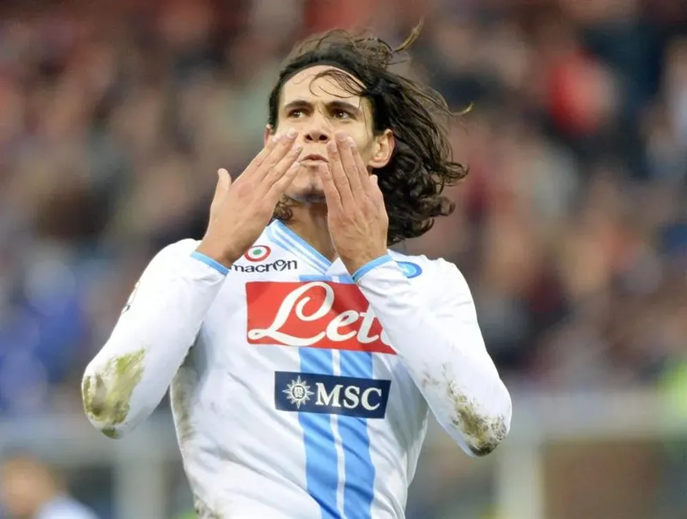 Cavani es el máximo goleador uruguayo entre los futbolistas de este país que defendieron la casaca de Napoli