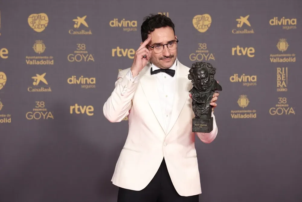 El realizador Juan Antonio Bayona posa con el premio Goya a Mejor Dirección por La Sociedad de la Nieve, durante la gala de la 38 edición de los Premios Goya.