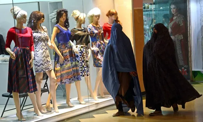 En Herat, una ciudad cosmopolita a solo 150 kilómetros, hombres y mujeres ya no caminan juntos.