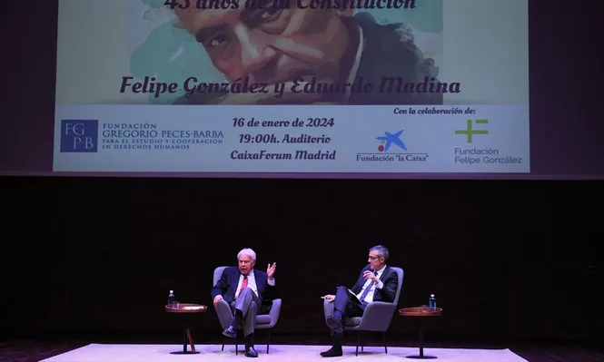 El expresidente del Gobierno Felipe González (i) y el exdiputado del PSOE Eduardo Madina (d), durante la X Jornada Gregorio Peces-Barba con motivo del 45 aniversario de la Constitución.