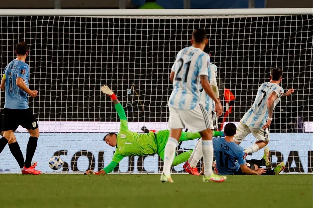 De Paul vence a Muslera en el 2-0