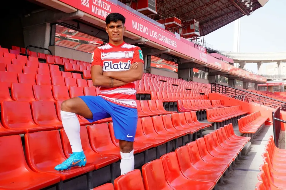 Matías Arezo en el estadio de Granada