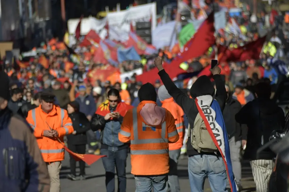 Movilización de trabajadores durante un paro general parcial (foto archivo)