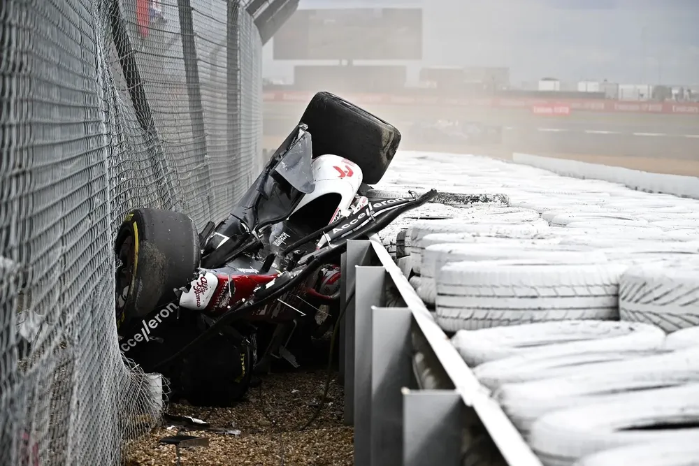 Así quedó el auto de Guanyu Zhou en la largada de Silverstone