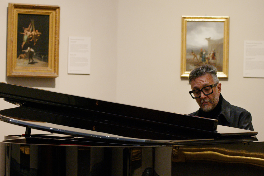 Fito Páez, toca el piano en el Museo del Prado.