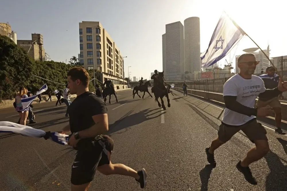 La policía montada trató de detener a los manifestantes que rompían las barricadas policiales mientras el tráfico se acumulaba