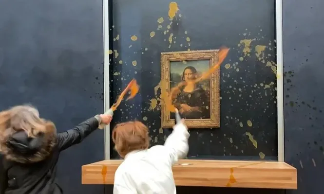 Antes de arrojar la sopa, los activistas se pararon frente al cuadro y preguntaron a los visitantes: “¿Qué es más importante, el arte o el derecho a una alimentación sana y sostenible?”.