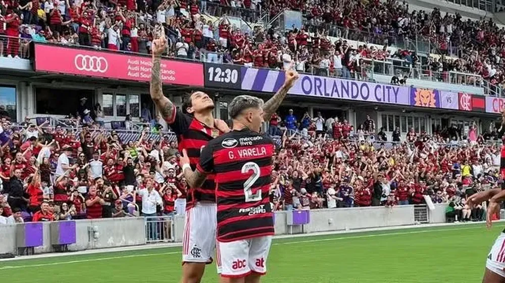 Guillermo Varela festeja el gol con Pedro