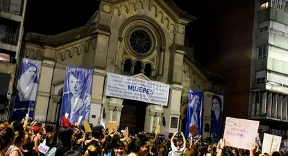 Mujeres protestan frente a la Iglesia del Cordón.
