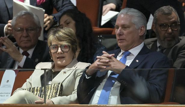 El presidente de Cuba Miguel Díaz-Canel y su esposa en la asunción de la presidenta de México Claudia Sheinbaum.