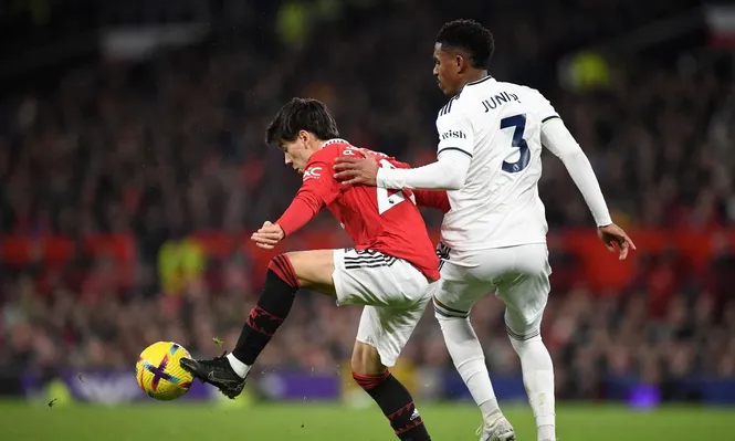 Pellistri entró y complicó a Junior Firpo