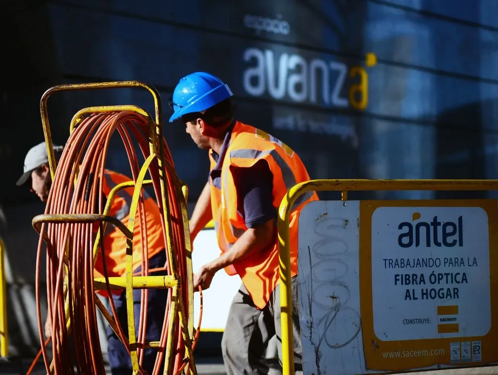 Antel destinará el 86% del presupuesto de 2021 a la instalación de fibra óptica fuera de Montevideo