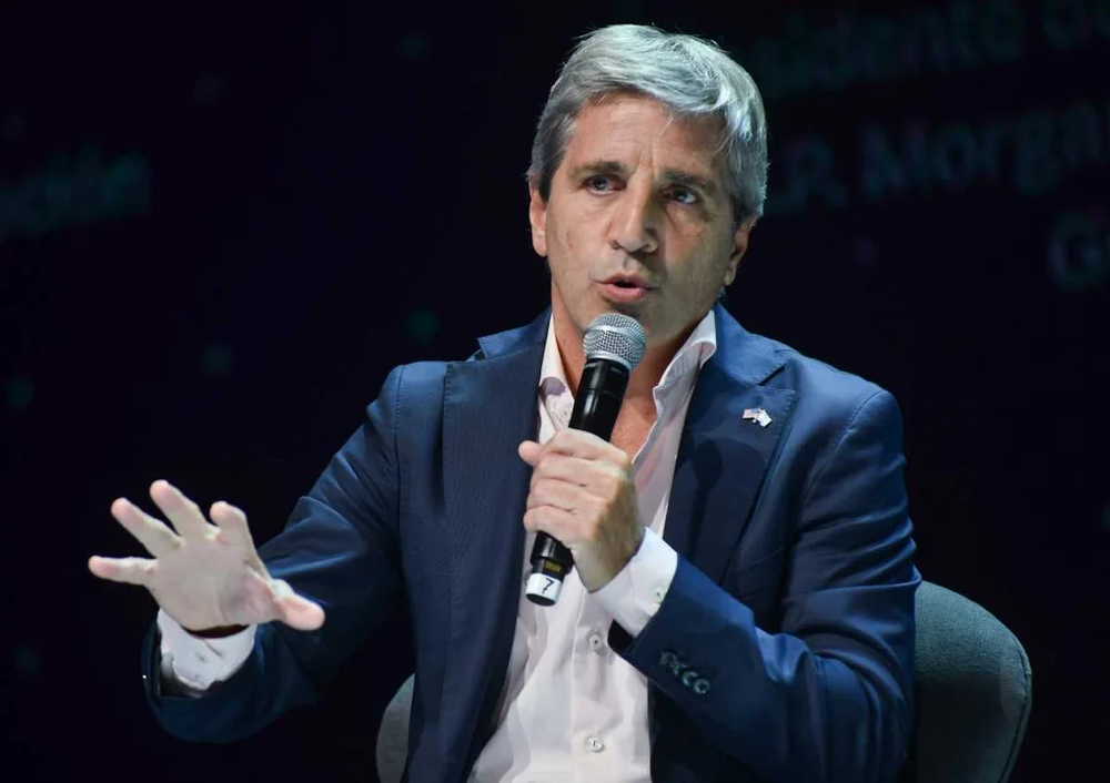 Sobre las críticas de la oposición y el kirchnerismo, Luis Caputo los acusó de generar incertidumbre y desestabilizar al Gobierno por medios políticos.