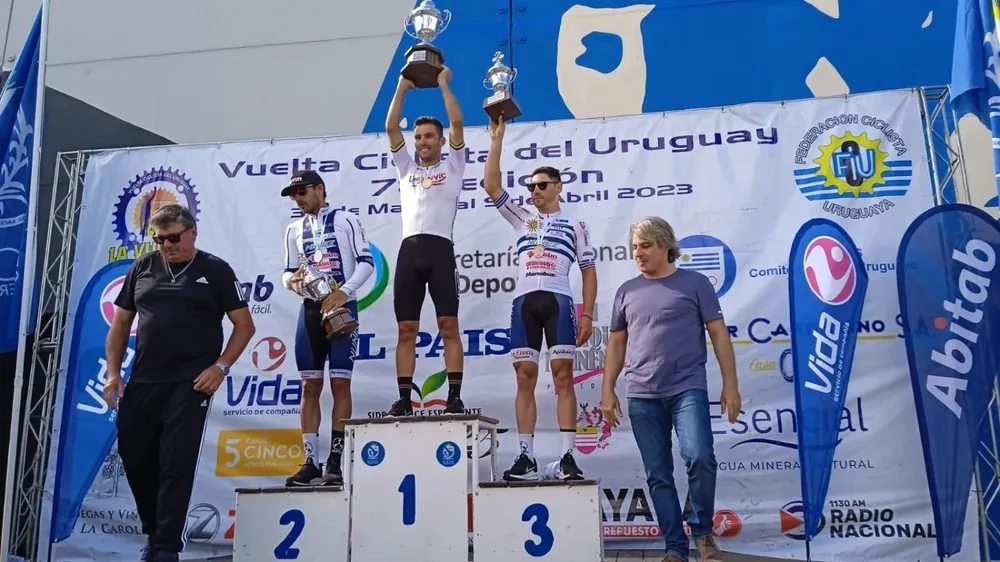 Podio de la octava etapa: Matías Presa de Cerro Largo (segundo), Igor Molina de UniFunvic (primero) y Leonel Rodríguez de Cerro Largo (tercero)