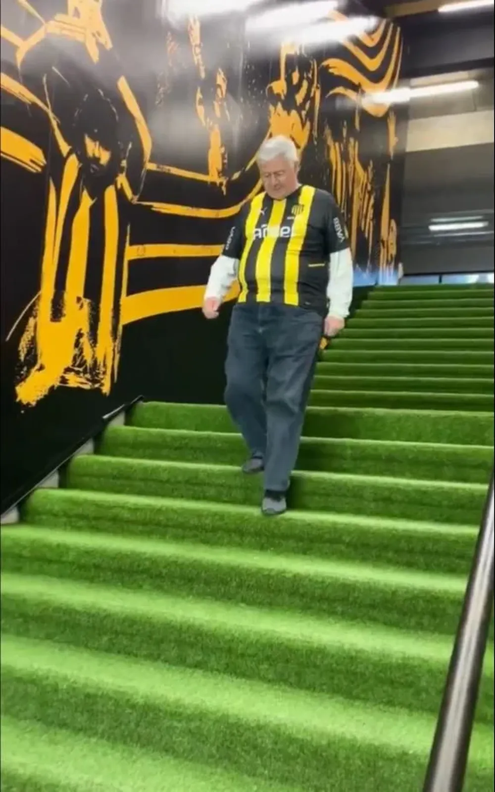 Tellier ingresando a la cancha del Campeón del Siglo.