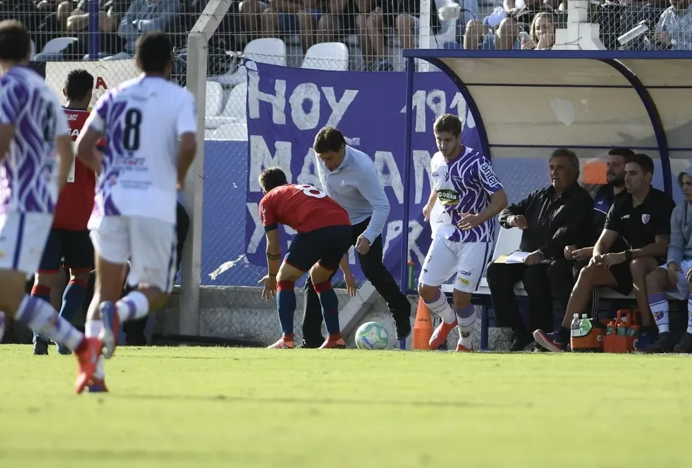 Carrasco le pisó la pelota a Neves