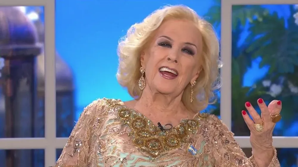 Sonríe Mirtha.