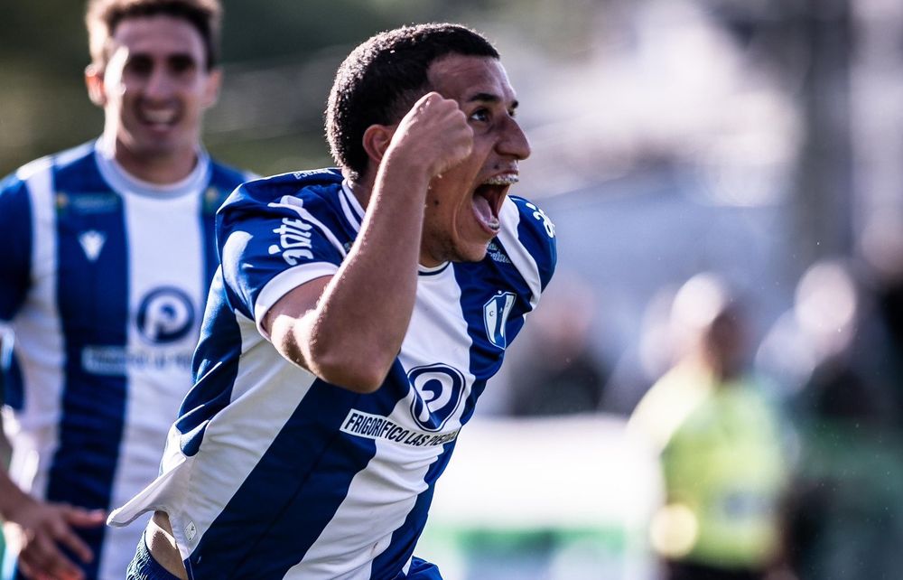Bruno Larregui celebra el gol de Juventud de Las Piedras