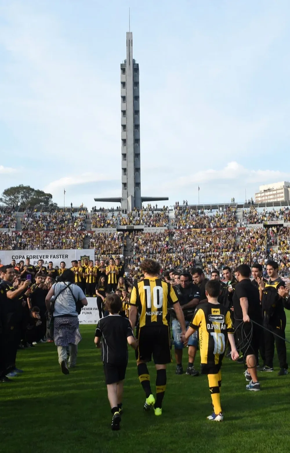 Donnarumma en acción contra Uruguay; también es el arquero de la selección italiana