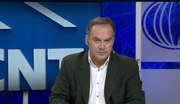 Humberto de Vargas en la conducción de la edición del mediodía del informativo de VTV. Archivo