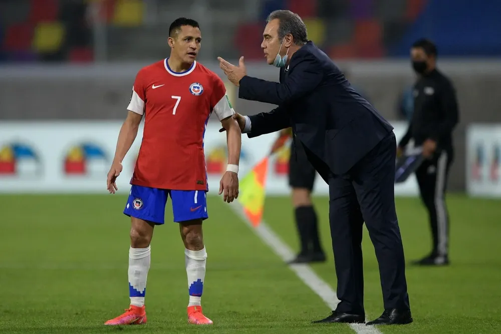 Alexis Sánchez con Martín Lasarte en uno de los encuentros del combinado chileno