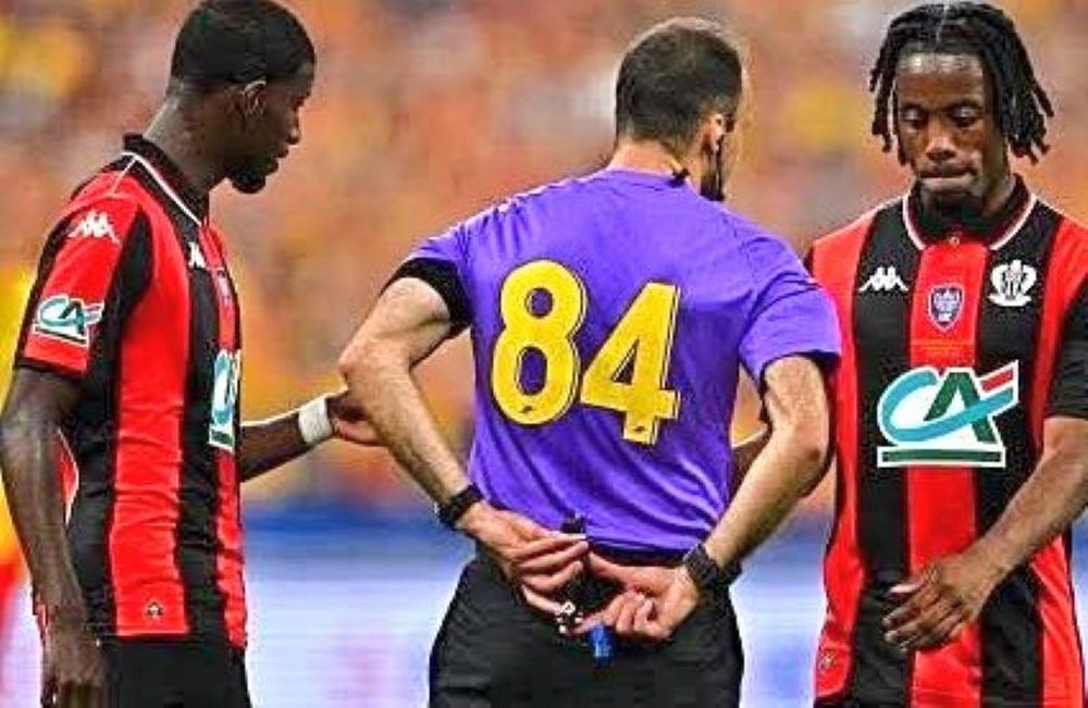 Jérome Brisard, el árbitro del partido de la final de la Copa Francia entre Lens y Niza, utilizó el número 84 en su espalda