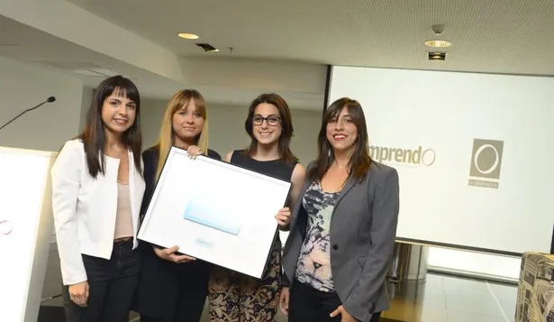Las creadoras de ReservaTelo recibiendo su premio
