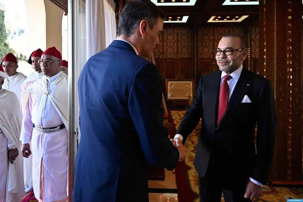 En una foto difundida por la Casa Real marroquí, el rey de Marruecos, Mohamed VI (derecha) saluda al presidente del Gobierno español, Pedro Sánchez, este miércoles en Rabat