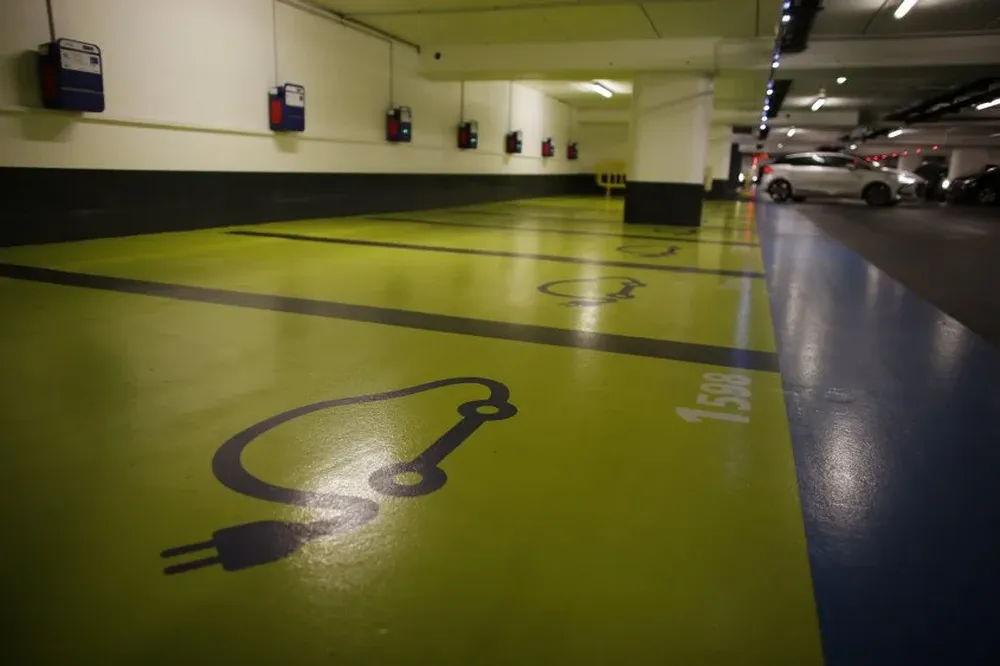 Instalaciones de carga para autos eléctricos en un estacionamiento subterráneo público en París, Francia