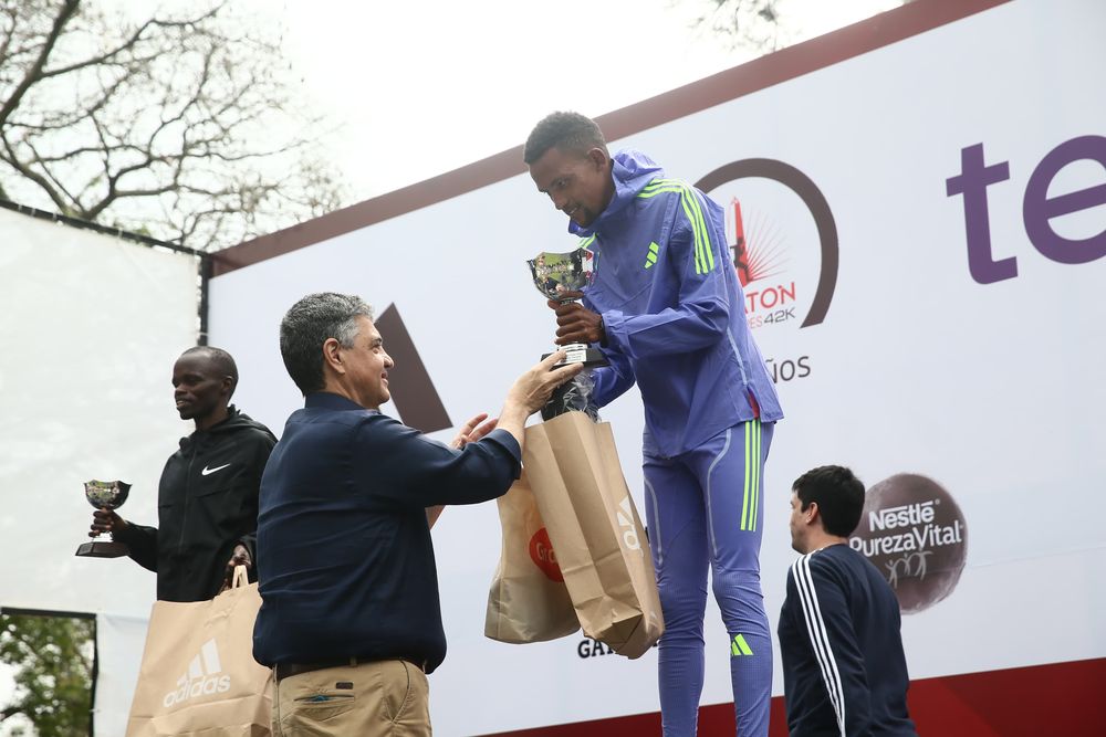 Jorge Macri premió a los ganadores de la Maratón Internacional de Buenos Aires, que tuvo el récord de 14.500 corredores