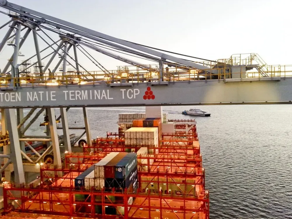 Terminal Cuenca del Plata en el puerto de Montevideo