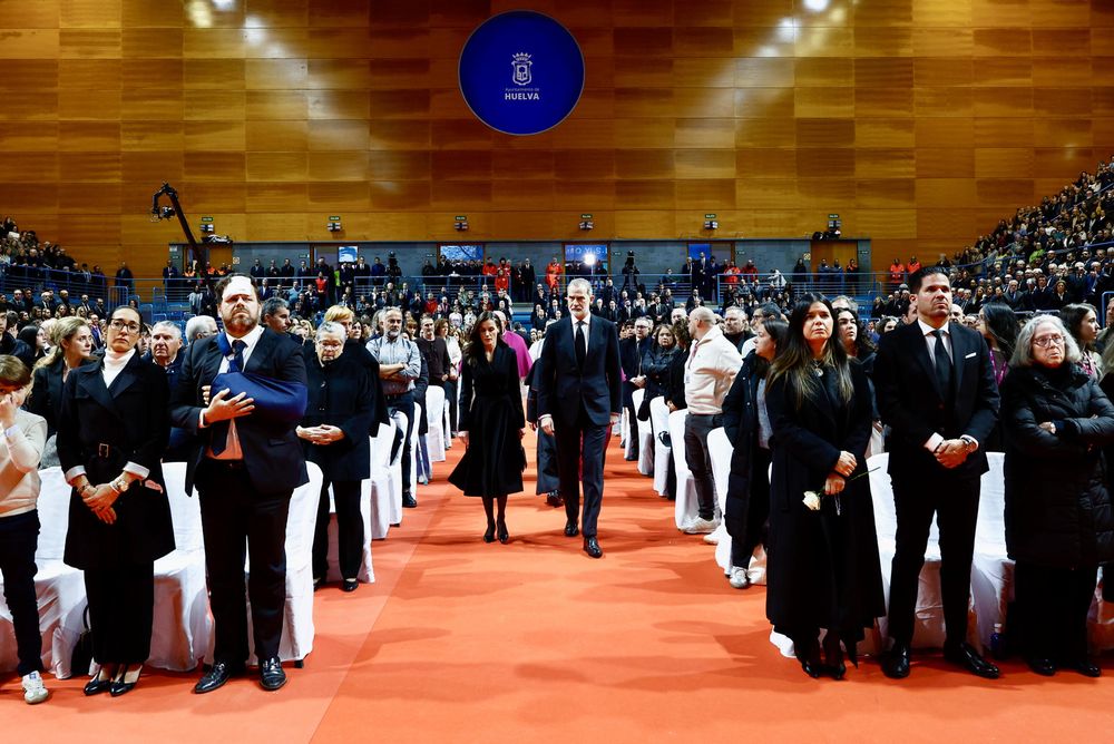 El rey Felipe y la reina Letizia durante el funeral que se celebra este jueves en Huelva para acompañar a los familiares de las 45 víctimas mortales del accidente ferroviario de Adamuz. EFE.