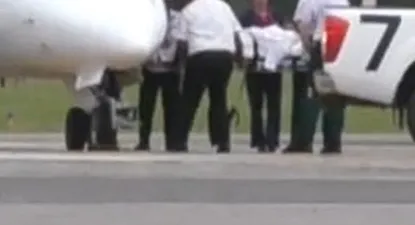 En camilla: así subía al avión Ezequiel Lavezzi