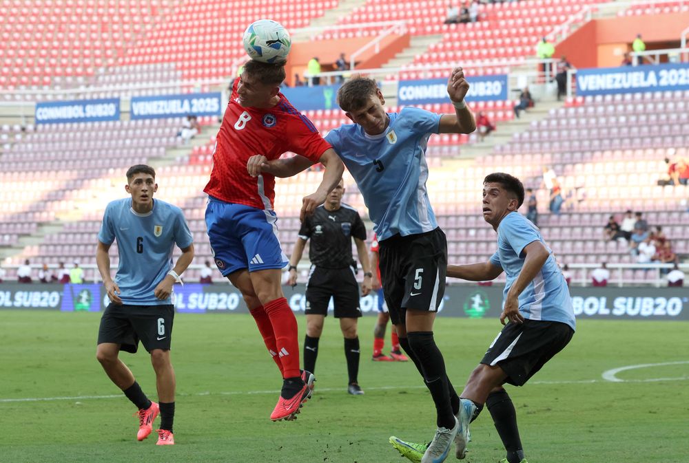 Joaquín Silva de Chile ante Juan Rodríguez de la selección de Uruguay sub 20