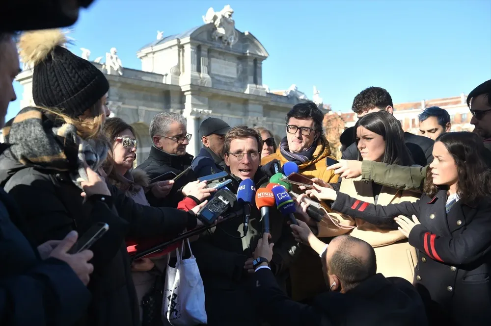 El alcalde de Madrid, José Luis Martínez-Almeida, ofrece declaraciones a los medios durante visita a la Puerta de Alcalá - Gustavo Valiente.