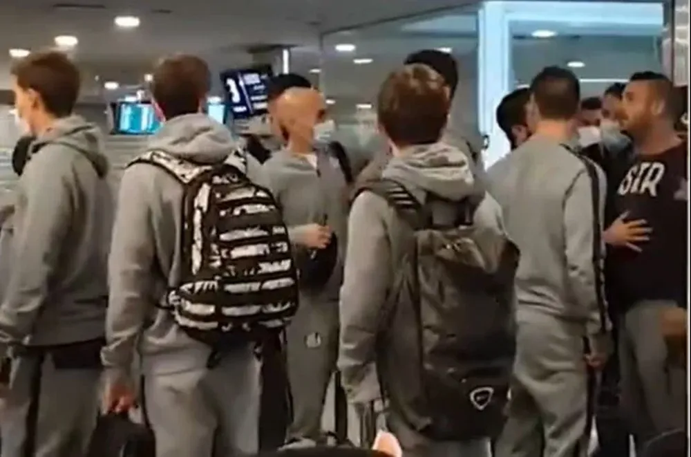 El cruce de los jugadores y cuerpo técnico de San Lorenzo, de Paolo Montero, con allegados del club