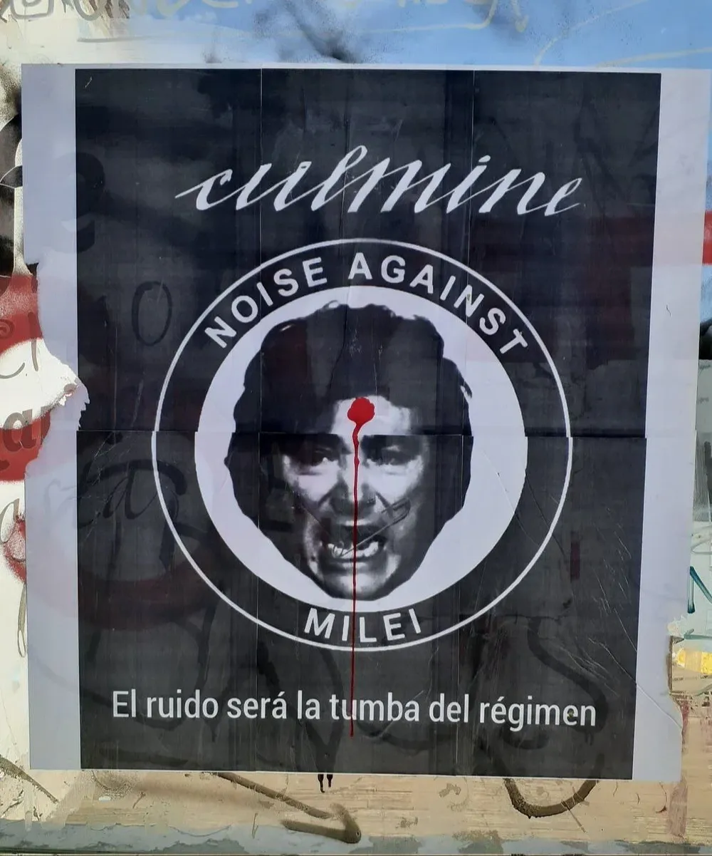 Los amenazantes carteles contra Milei