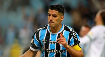 Suárez estuvo a punto de convertir un golazo desde la mitad de la cancha