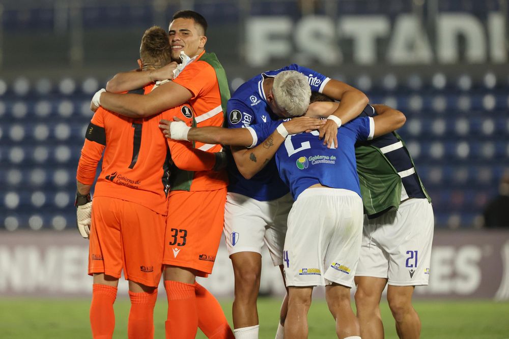 Jugadores de Juventud celebran tras ganar frente a Guaraní en el estadio Defensores del Chaco en Asunción
